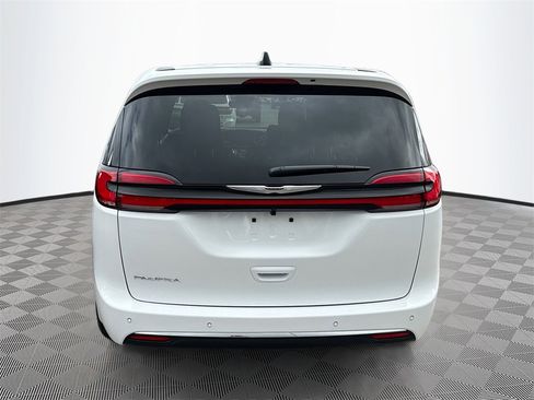 New 2026 Chrysler Pacifica Select image 6
