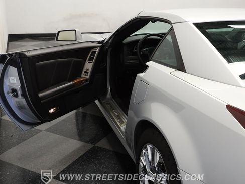 Used 2009 Cadillac XLR image 32