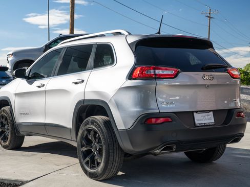 Used 2018 Jeep Cherokee Latitude Plus w/ Comfort/Convenience Group AWD/4WD image 5