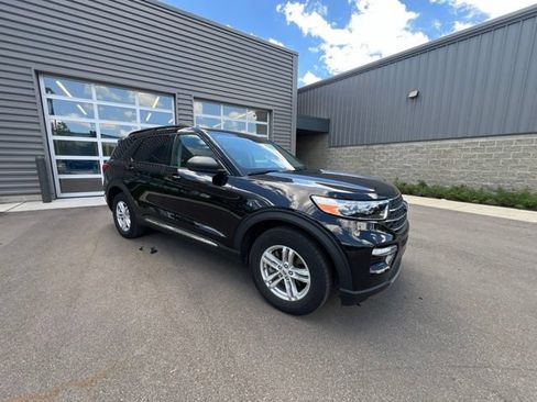 Used 2023 Ford Explorer XLT w/ Equipment Group 202A AWD/4WD image 3
