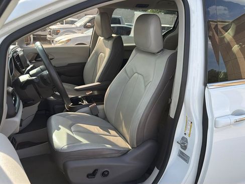Used 2017 Chrysler Pacifica Touring-L FWD image 11