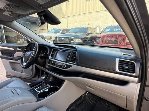 Used 2019 Toyota Highlander XLE FWD image 15