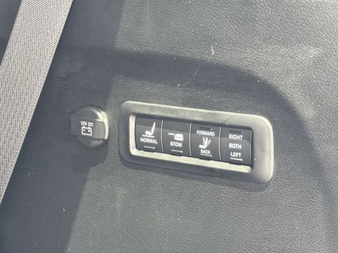 Used 2019 Chrysler Pacifica Limited FWD image 36