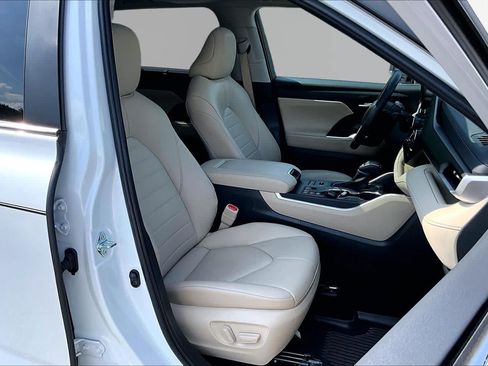 Used 2024 Toyota Highlander XLE AWD/4WD image 9