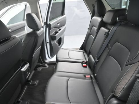Used 2025 Nissan Pathfinder SL w/ Black Appearance Package AWD/4WD image 17