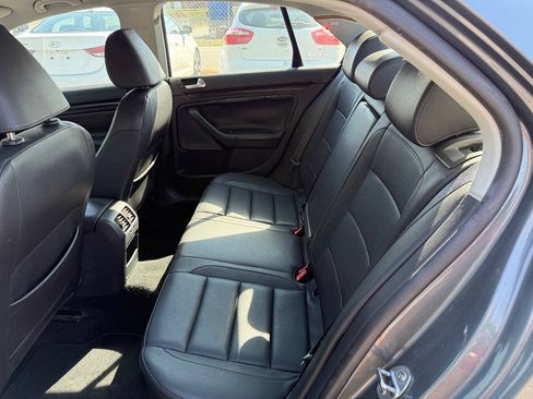 Used 2010 Volkswagen Jetta SE FWD image 14