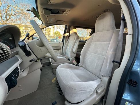 Used 2005 Ford Freestar SE image 12