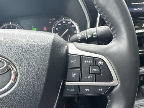 Used 2022 Toyota Highlander XLE AWD/4WD image 16