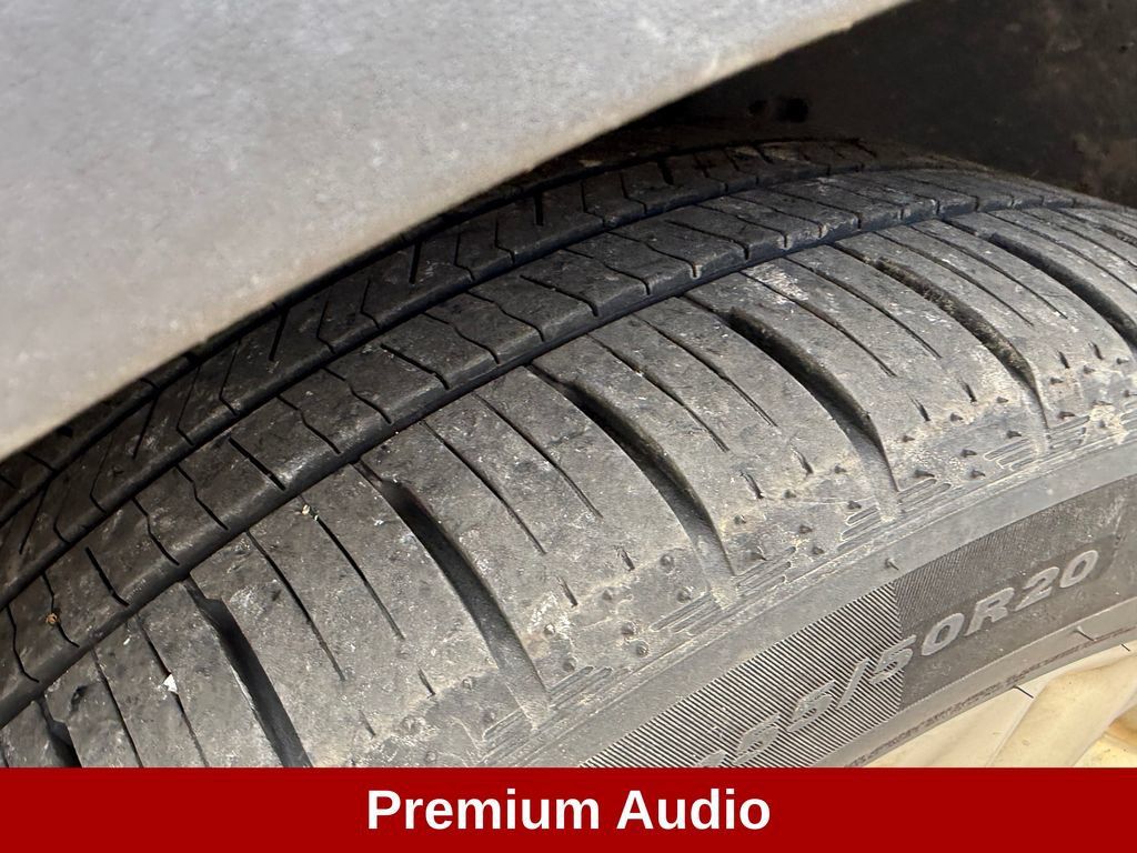 Used 2017 Ford Explorer XLT w/ Equipment Group 202A AWD/4WD image 12
