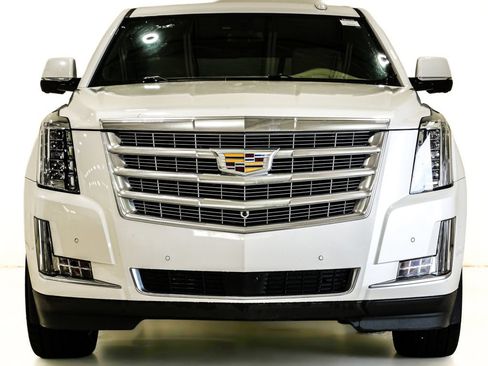 Used 2020 Cadillac Escalade Platinum AWD/4WD image 2