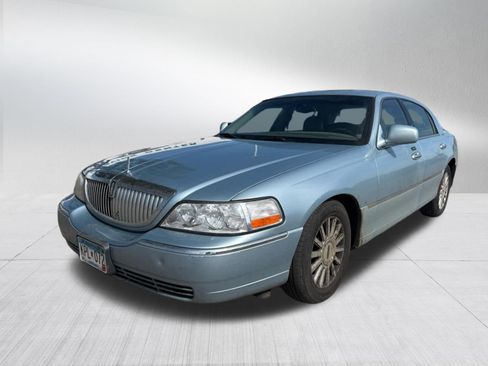 Used 2005 Lincoln Town Car Signature image 2