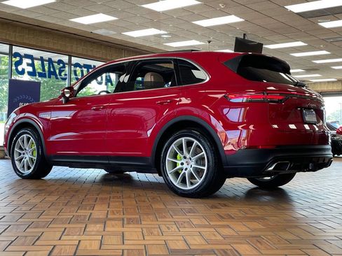 Used 2023 Porsche Cayenne w/ Premium Package AWD/4WD image 6