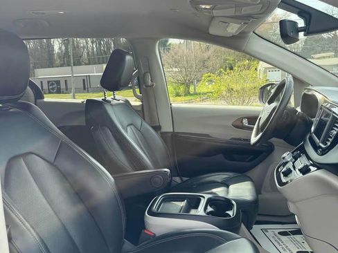 Used 2020 Chrysler Voyager Lxi image 5