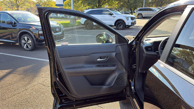 Certified 2025 Nissan Kicks SV AWD/4WD image 8