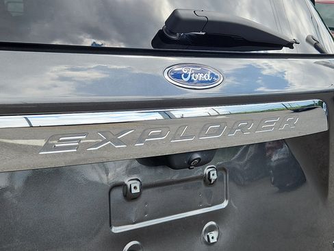 Used 2020 Ford Explorer XLT w/ Equipment Group 202A AWD/4WD image 30