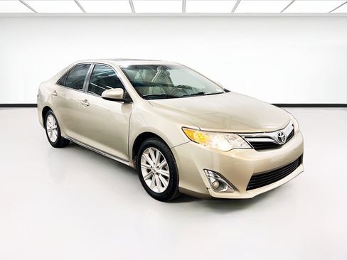 Used 2014 Toyota Camry XLE w/ Leather Package image 3
