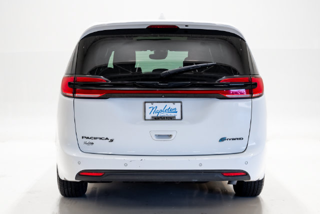 Used 2022 Chrysler Pacifica Limited w/ Uconnect Theater Family Group FWD image 41