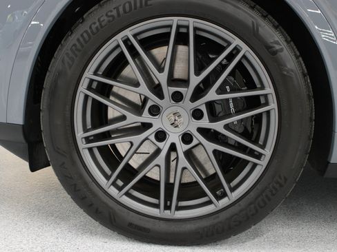 Used 2025 Porsche Cayenne Turbo AWD/4WD image 41