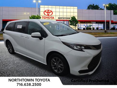 Used 2023 Toyota Sienna LE image 1