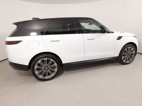 Used 2025 Land Rover Range Rover Sport SE image 10