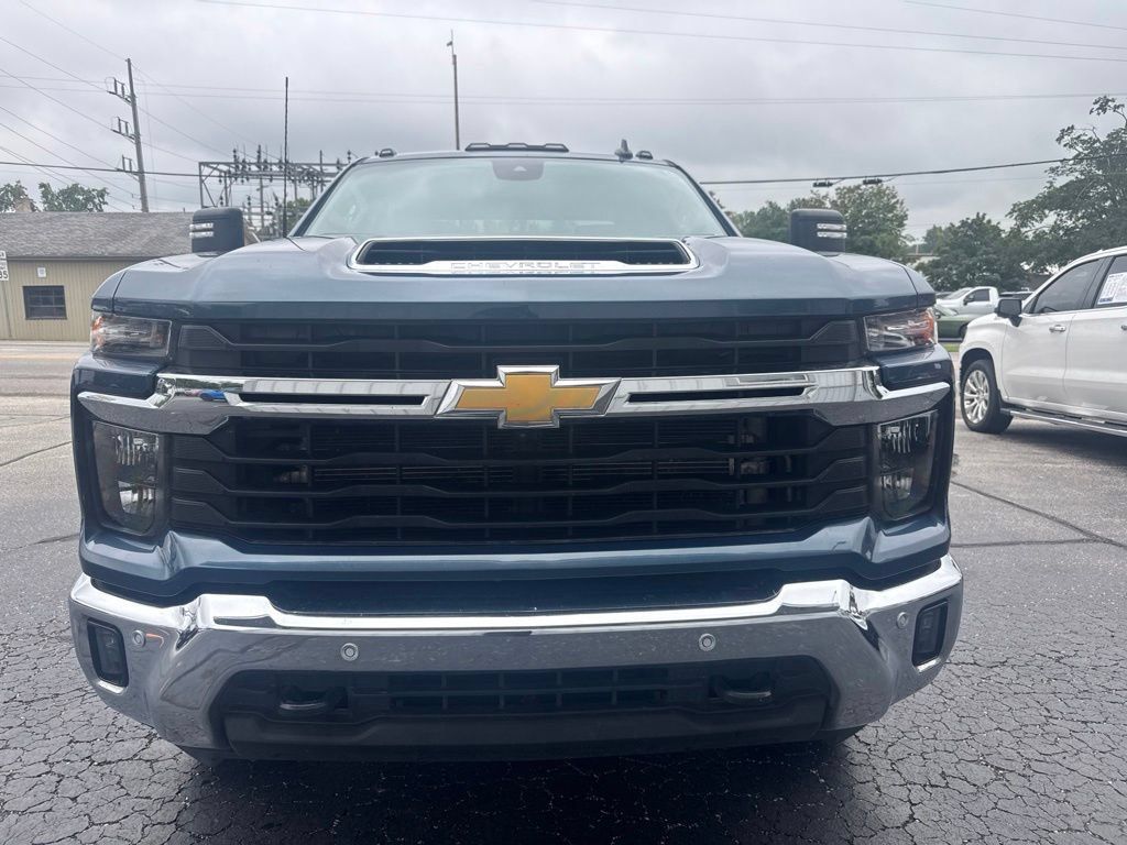 Used 2025 Chevrolet Silverado 3500 LT w/ Safety Package AWD/4WD image 2
