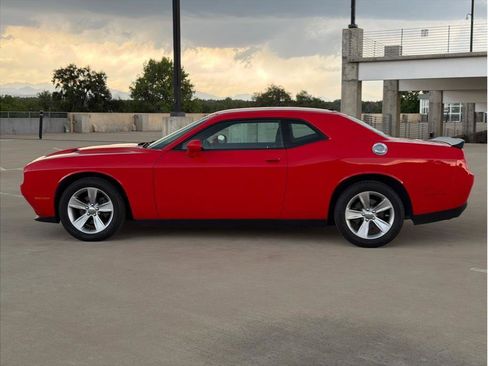 Used 2016 Dodge Challenger SXT RWD image 4