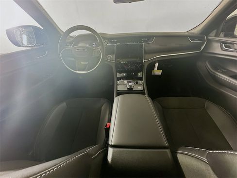 New 2025 Jeep Grand Cherokee Altitude image 9