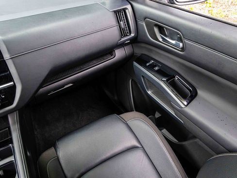 Certified 2024 Nissan Pathfinder SL image 18