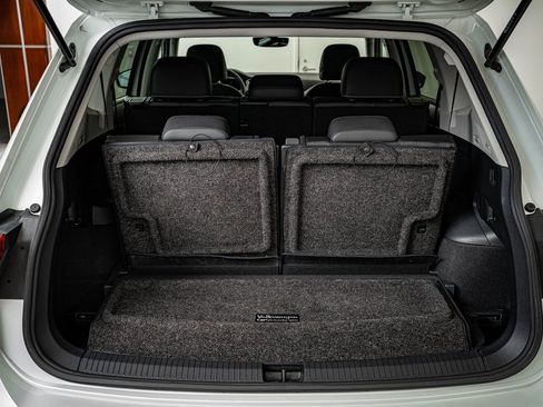 Used 2023 Volkswagen Tiguan SE w/ Panoramic Sunroof Package image 19