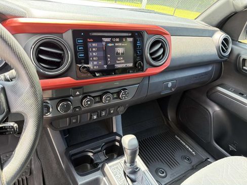 Used 2019 Toyota Tacoma TRD Off-Road AWD/4WD image 29