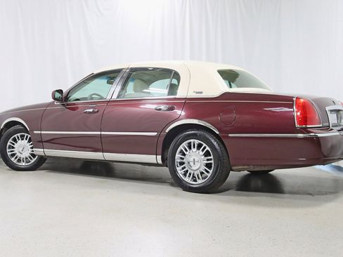 Used 2010 Lincoln Town Car Signature Limited RWD image 9