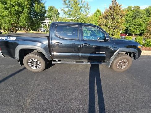 Used 2019 Toyota Tacoma TRD Off-Road AWD/4WD image 9