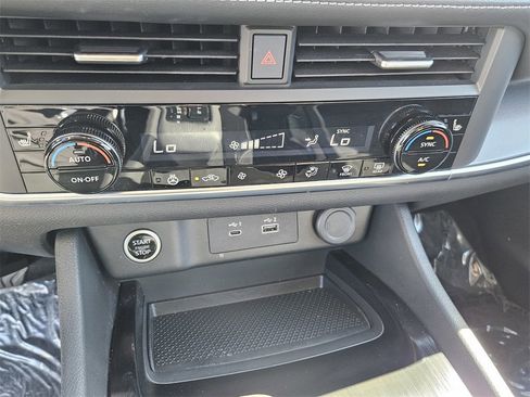 Used 2023 Nissan Rogue SV w/ SV Premium B Package image 18