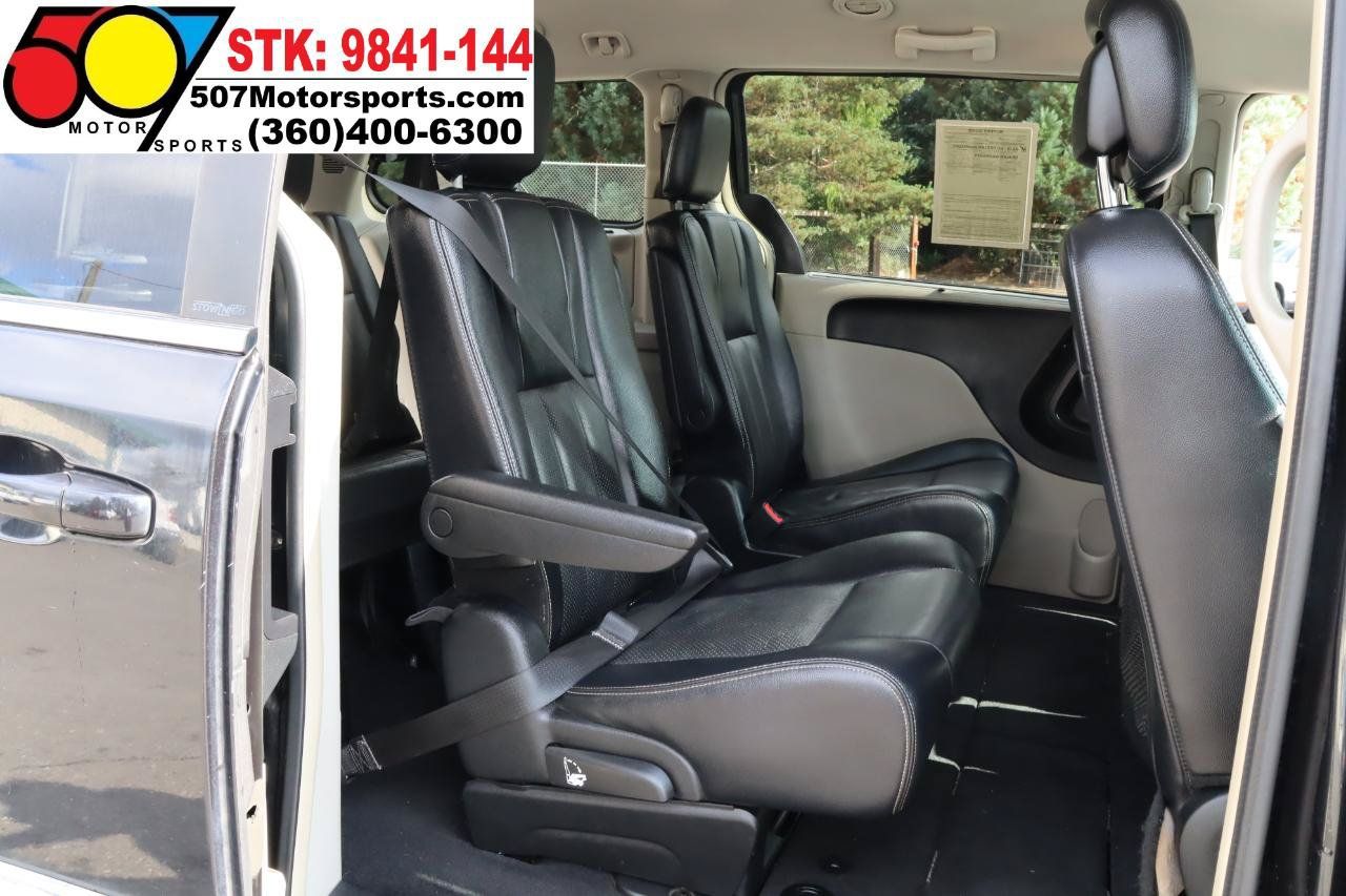Used 2014 Chrysler Town & Country Touring-L FWD image 13