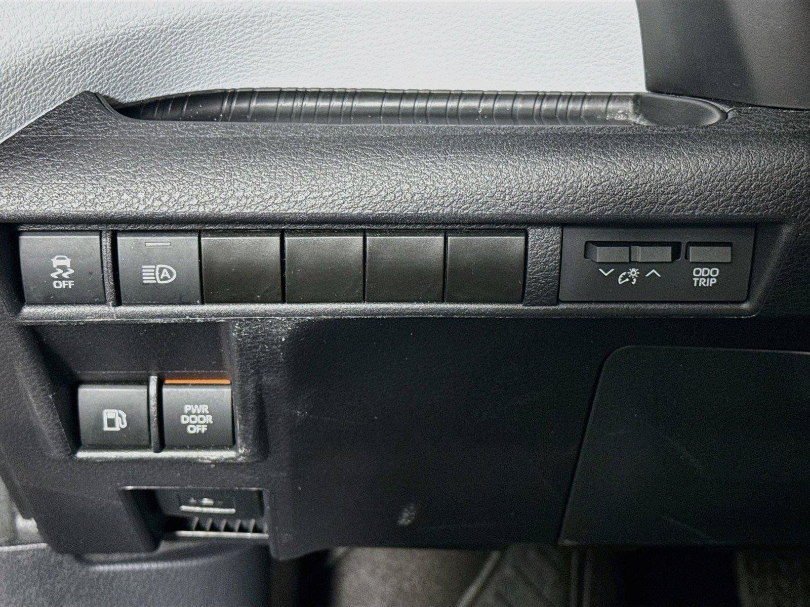 Used 2025 Toyota Sienna LE FWD image 18