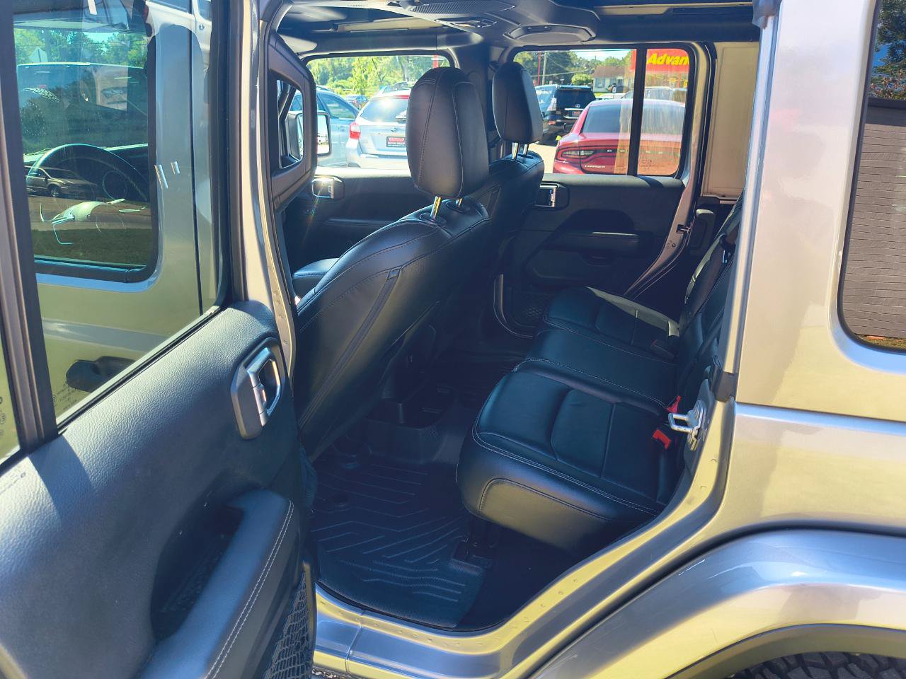 Used 2018 Jeep Wrangler Unlimited Sahara AWD/4WD image 14