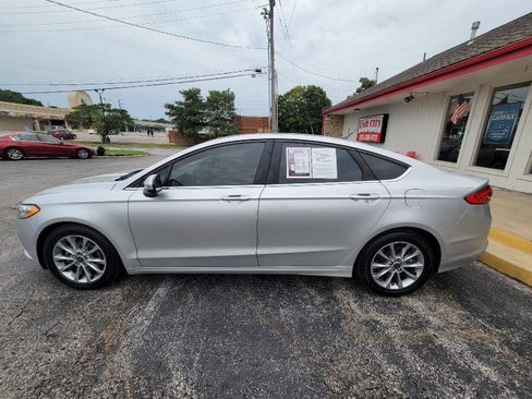 Used 2017 Ford Fusion SE w/ Fusion SE Technology Package FWD image 13