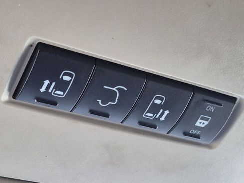 Used 2014 Chrysler Town & Country Touring FWD image 11