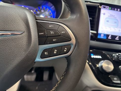Used 2023 Chrysler Pacifica Touring-L image 31