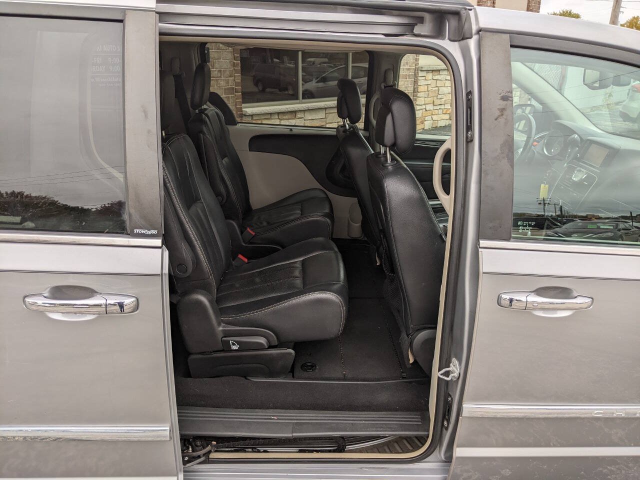 Used 2013 Chrysler Town & Country Touring-L w/ Entertainment Group #2 FWD image 14