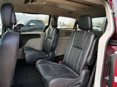 Used 2013 Chrysler Town & Country Touring image 15