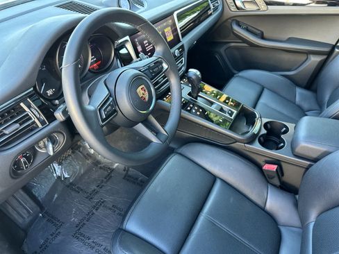 Certified 2025 Porsche Macan AWD/4WD image 4