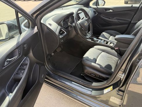 Used 2017 Chevrolet Cruze Premier FWD image 5