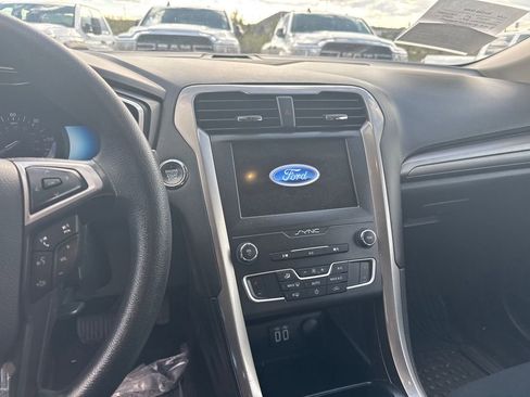 Used 2019 Ford Fusion SE FWD image 11