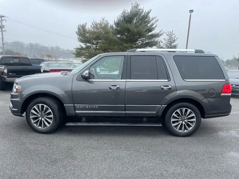 Used 2017 Lincoln Navigator Select image 21