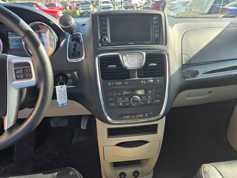 Used 2016 Chrysler Town & Country Touring w/ Driver Convenience Group FWD image 7