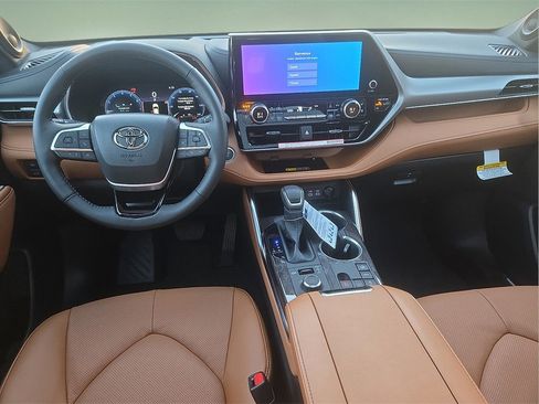 New 2026 Toyota Highlander Platinum image 16