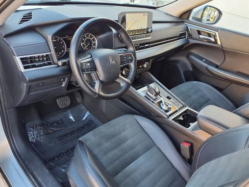 Used 2024 Mitsubishi Outlander SE image 16
