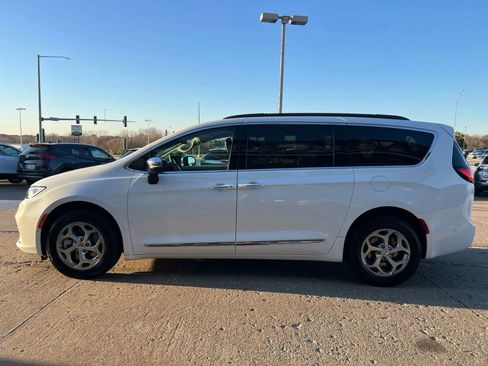 Used 2023 Chrysler Pacifica Limited w/ Uconnect Theater Family Group image 5