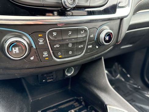 Used 2023 Chevrolet Traverse RS image 19